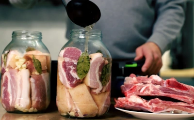 Мягчайшее домашнее сало — магазинному и не снилось: старый метод засолки, который дает идеальный результат