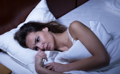 Бессонница, усталость и скачки веса без причины: так щитовидка подает тревожные сигналы