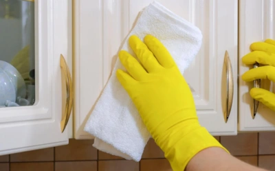 Как отмыть старый жир на кухонных шкафах: неожиданный тандем чистоты — средства, которые всегда под рукой
