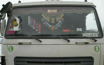 Зачем под лобовым стеклом фур пишут имена: мифы дальнобойщиков и деталь, которая появилась не случайно