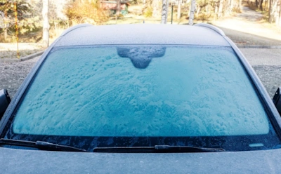 Забудьте про утреннюю чистку стекол авто: простейший метод, который обманывает физику и мороз
