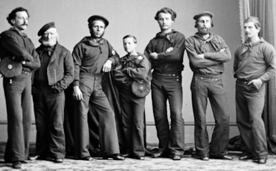 Как брюки-клеш спасали жизни моряков: практичная форма, которая превратилась в символ свободы