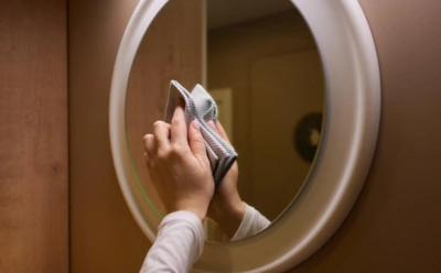 Безотказное средство для мытья зеркала: после этой бюджетной обработки оно остается чистым дольше