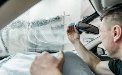 Лобовое теряет прозрачность каждые 2 дня: обработайте этим настоем стекло — и налет перестанет оседать