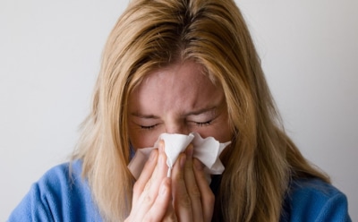 Цвет насморка — о чем он говорит: прозрачные, белые, зеленые — что означают разные оттенки