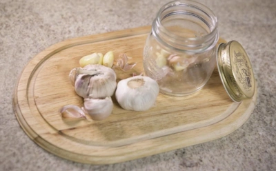 Шелуха с чеснока слетает сама: как быстро очистить дольки без ножа и липких пальцев