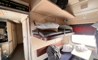 Пассажиры никогда не задумываются об этом: 3 самых грязных места в вагоне — и речь не про туалет