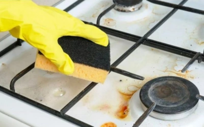 Многолетний нагар исчезает за ночь: как очистить решетку плиты без ножа и жестких щеток