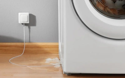 Оставляете стиралку включенной в розетку — зря: чем чревато для техники постоянное подключение к сети