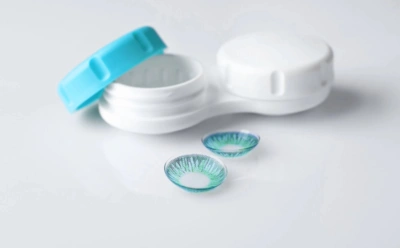 Как слезы влияют на контактные линзы: почему возникает жжение и ощущение песка — как это предотвратить