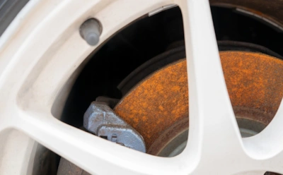 Ржавчина на тормозных дисках пугает порой зря: когда это норма, а когда — уже опасный сигнал