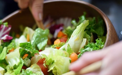 Этот салат заменит утреннюю чашку кофе: быстрый завтрак из капусты, который подарит бодрость