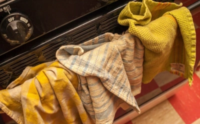 Неочевидный ингредиент для стирки: этот странный прием вытягивает жир из кухонных полотенец