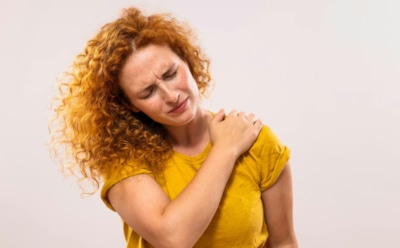 Если шея и плечи ноют после работы: этот вечерний комплекс из 4 упражнений снимет напряжение