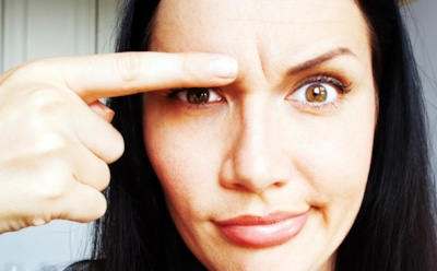 Межбровная морщина сдает ваш возраст: как разгладить складку при помощи домашнего массажа