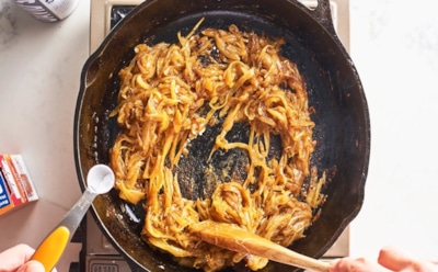 Секрет идеального жареного лука: этот трюк с содой от шефов сделает зажарку золотистой