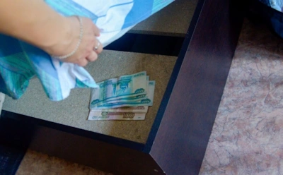 Почему каждый второй хранит деньги дома: как устроена психология домашней заначки