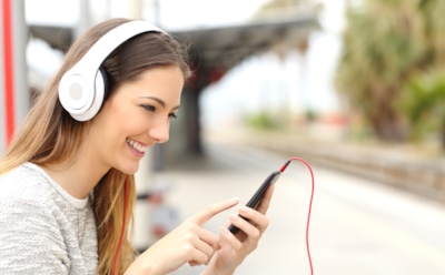 Музыка на максимум — почему это плохо: как рядовая поездка в наушниках может отразиться на здоровье