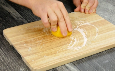 Потемнела разделочная доска — это не приговор: как очистить ее при помощи лимона