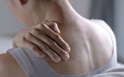 Два упражнения у стены для осанки: они вернут тонус мышцам после сидячей работы