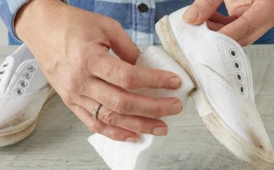 Как очистить белую подошву кроссовок: 3 доступных средства против темных полос и налета
