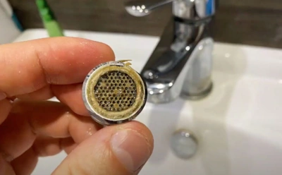 Если кухонный кран «плюется» во все стороны: как очистить сеточку аэратора без инструментов