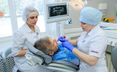 Зубной камень многие считают безобидным: почему его нельзя счистить дома и чем он опасен