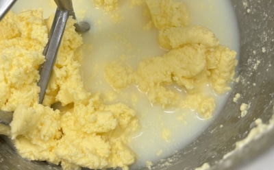 Если масло из магазина вас окончательно разочаровало: всего литр молока и миксер — сделайте все сами