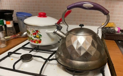 Зачем хозяйки кладут аспирин в чайник: как привычная таблетка помогает в борьбе за чистоту