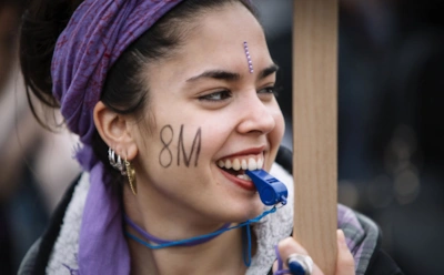 8 Марта в мире проходит по-разному: где дарят цветы, а где выходят на митинги