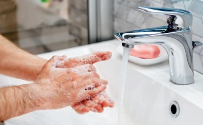 Невидимые пассажиры на коже ладоней: самые коварные болезни грязных рук — спасает только гигиена