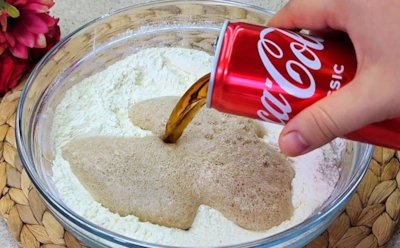 Что будет, если добавить колу в тесто: пышный пирог из минимального набора продуктов