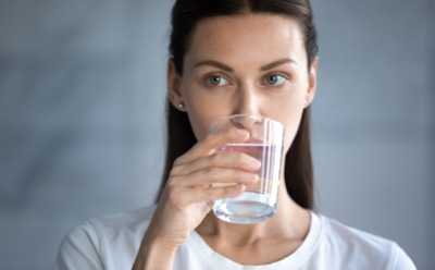 Сколько воды нужно пить на самом деле: почему правило «2 литра в день» подходит не всем