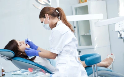 Бело-коричневые пятна на зубах: что их провоцирует и когда стоит обратиться к стоматологу