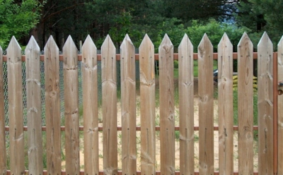 Деревянный забор на десятилетия — почему это редкость: забытые технологии, которые почти перестали применять