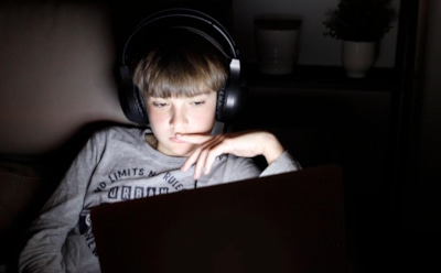 Почему подростки бодрствуют до глубокой ночи: главная причина — в биологии, а не в гаджетах