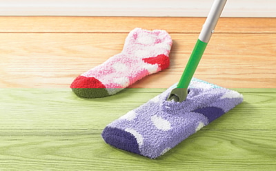 Почему опытные хозяйки не выбрасывают старые носки: бытовая хитрость для тщательной уборки