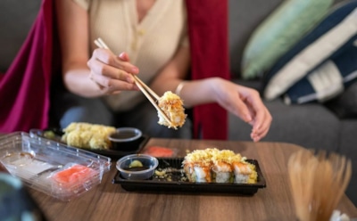 Вчерашние роллы на завтрак: какие из них есть безопасно, а какие лучше выбросить в мусор