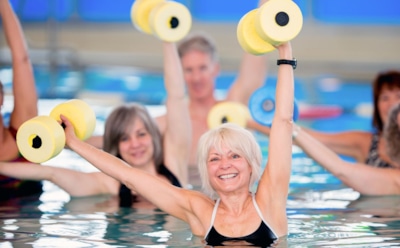 Если обычный фитнес дается тяжело: аквааэробика снова в тренде — как она влияет на тело