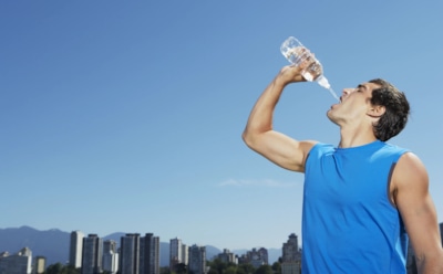 Как обезвоживание обнуляет тренировку: почему вода в спортзале важнее любого протеина