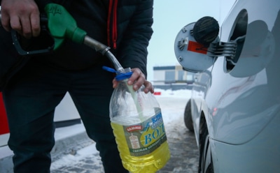 Штраф за бутылку — 30000 рублей: за такую тару для бензина теперь наказывают по-крупному