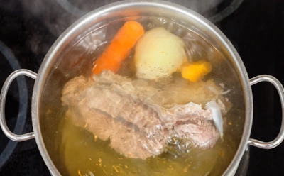 Как сварить кристально прозрачный бульон: эта добавка сделает мясо мягче и уберет мутный осадок