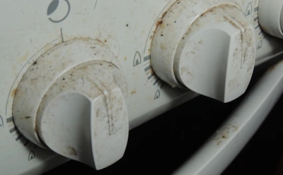 Жир на ручках плиты сойдет в момент: эта смесь из 4 аптечных компонентов очистит пластик и металл