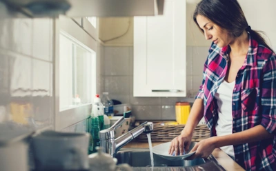 Как сократить расход средства для посуды: добавьте этот порошок в бутылку — геля станет вдвое больше