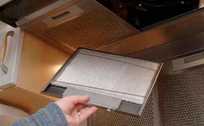 Поэтому вытяжка шумит и тянет хуже: именно эта деталь быстро забивается жиром и мешает работе