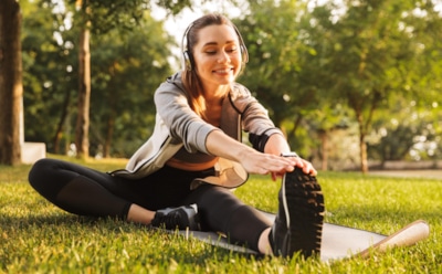 Почему люди все чаще меняют спортзал на парк: главные причины популярности уличных тренировок