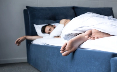 Эта странная привычка при засыпании: трюк с ногой, который помогает многим быстрее уснуть