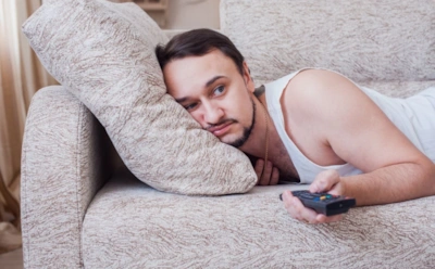 Никогда не засыпайте под телевизор: влияние синего света на гормон сна и его последствия