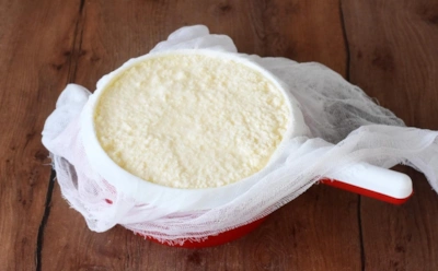 Как получить 1 кг сыра всего из 2 литров молока: рецепт, который ломает привычную математику