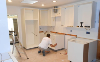 Современная кухня без устаревшей плитки: 5 практичных вариантов отделки, которые легко мыть